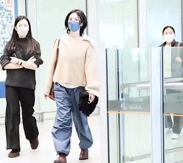 20岁李嫣机场被偶遇，和185帅气男生同行有说有笑，网友问：王菲闺女咋不进圈跑英国读艺术去了​