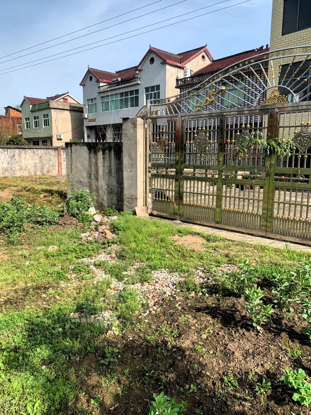 我们没离婚，却早把日子过成了同一屋檐下的陌生人。分房睡很久了，彼此的生活互