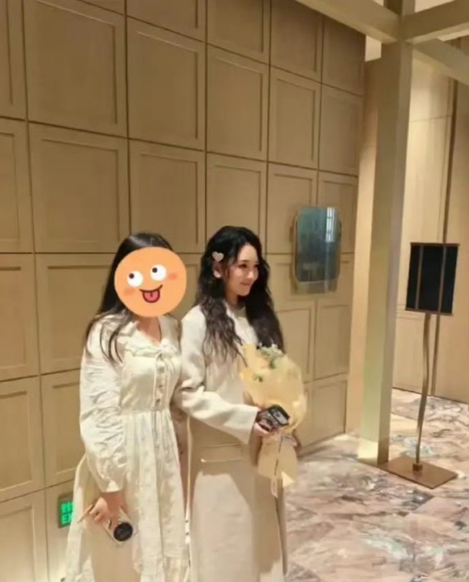 万万没想到，金莎不仅人长得好看，个子还很高，别人穿高跟鞋还矮她一截，根本不是网传