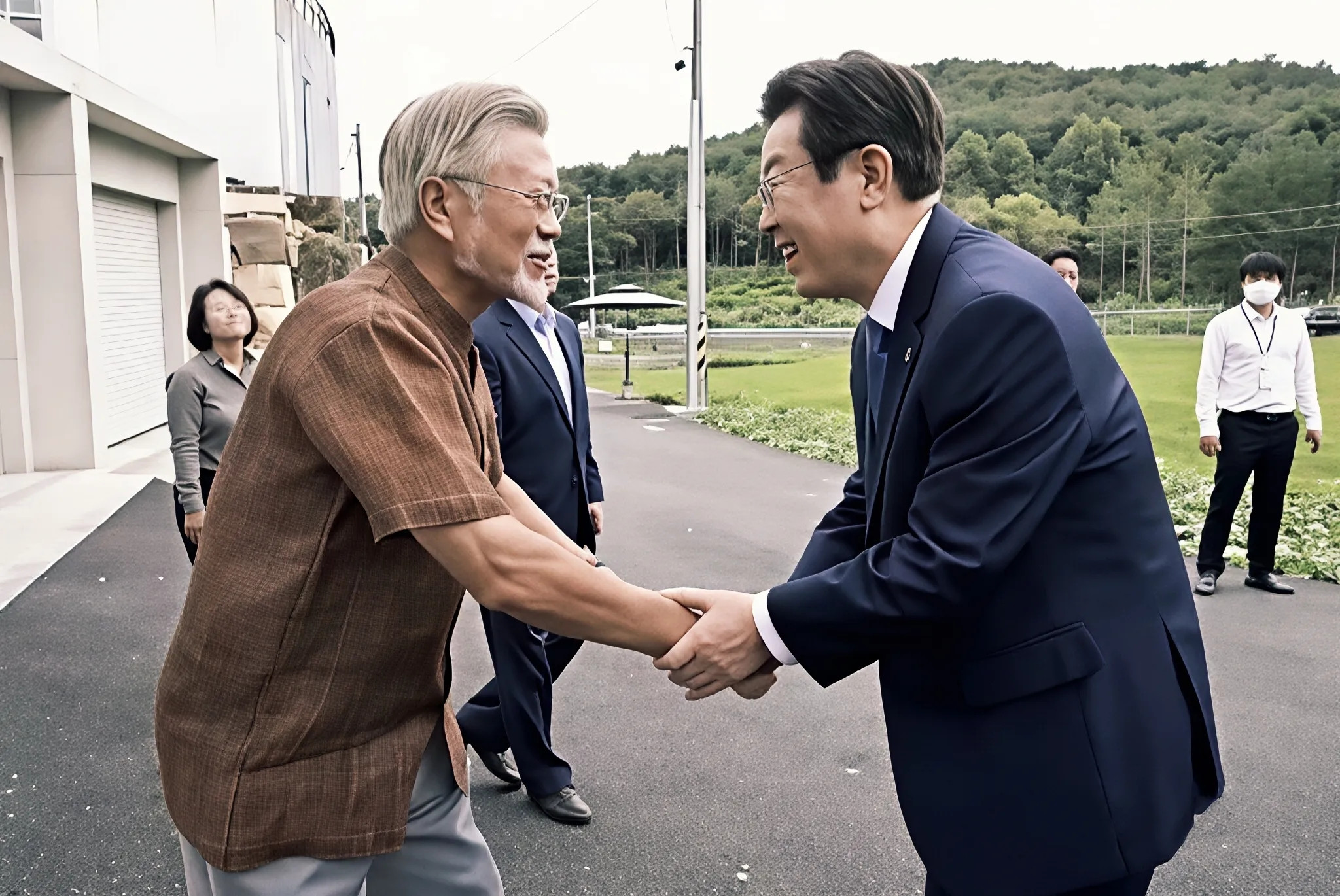 文在寅李在明这对难兄难弟，也算是生死之交，二人终于又见面了。只是城头变换大王