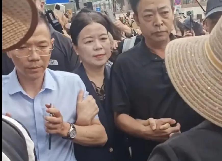 刘老九被重重敲了进去，这次京北天丅苑，才形成排山倒海之势。开始还有人想压倒这边