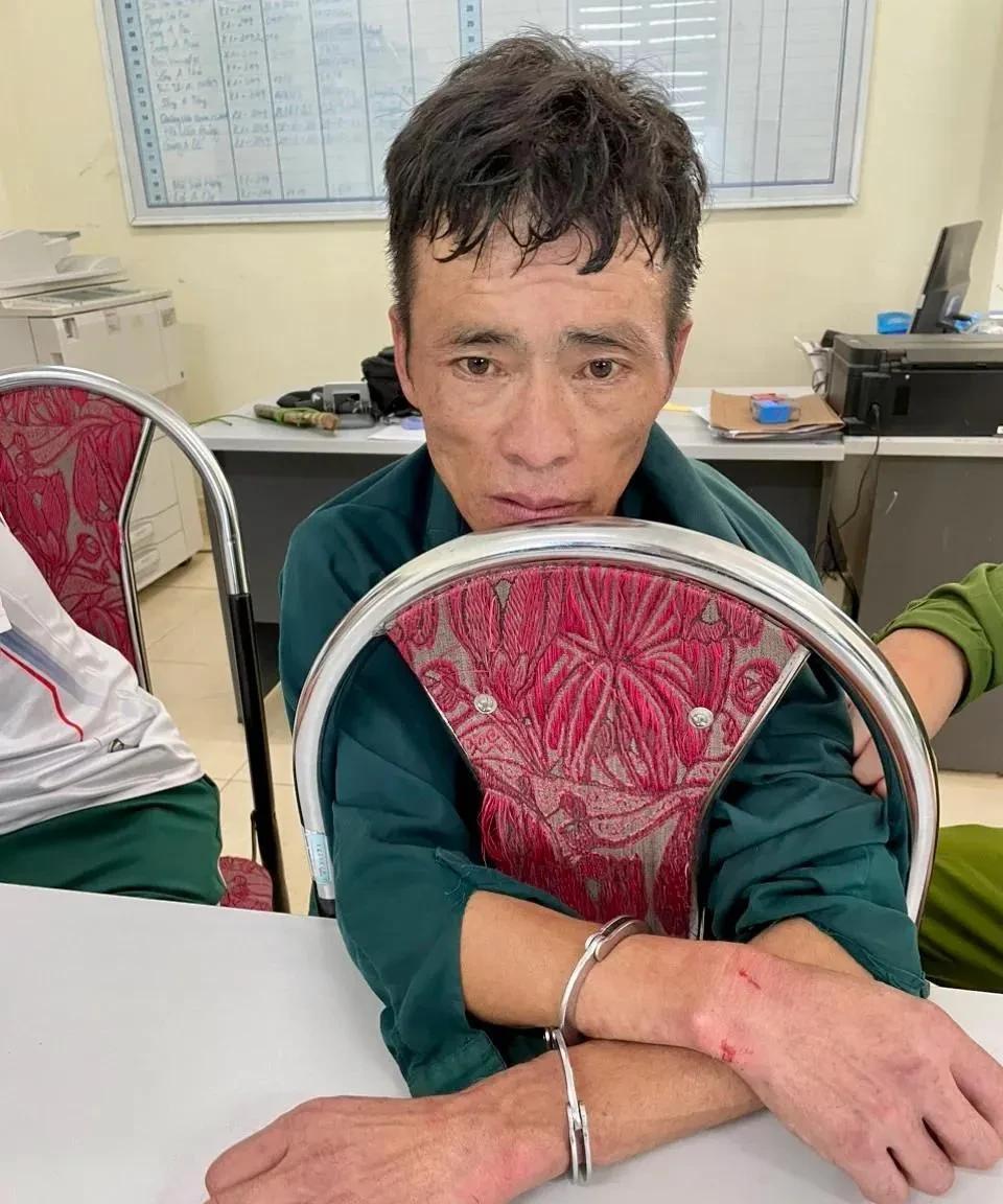 越南公安的铐人手段，椅子反过来