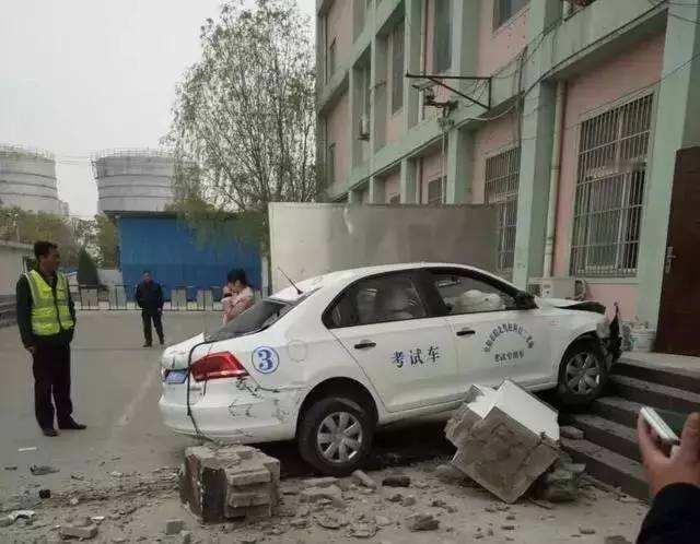 雷军将启动法律程序哪个驾校没出过事故的？小米是认真在做赛道培训，请车主看耐力