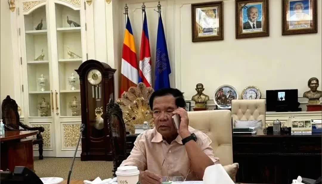 洪森已经快愁坏愁的睡不着觉，在办公室加班时困了就小眯一会。饿了吃一点饼干，渴