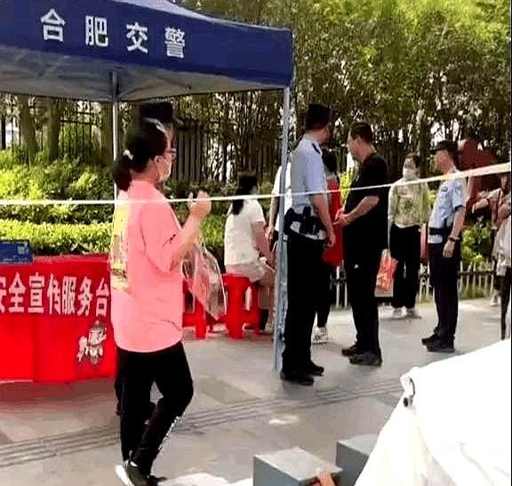 万万没有想到，考场外一位家长坐在地上嚎啕大哭。一开始我以为是孩子没有考好，才导