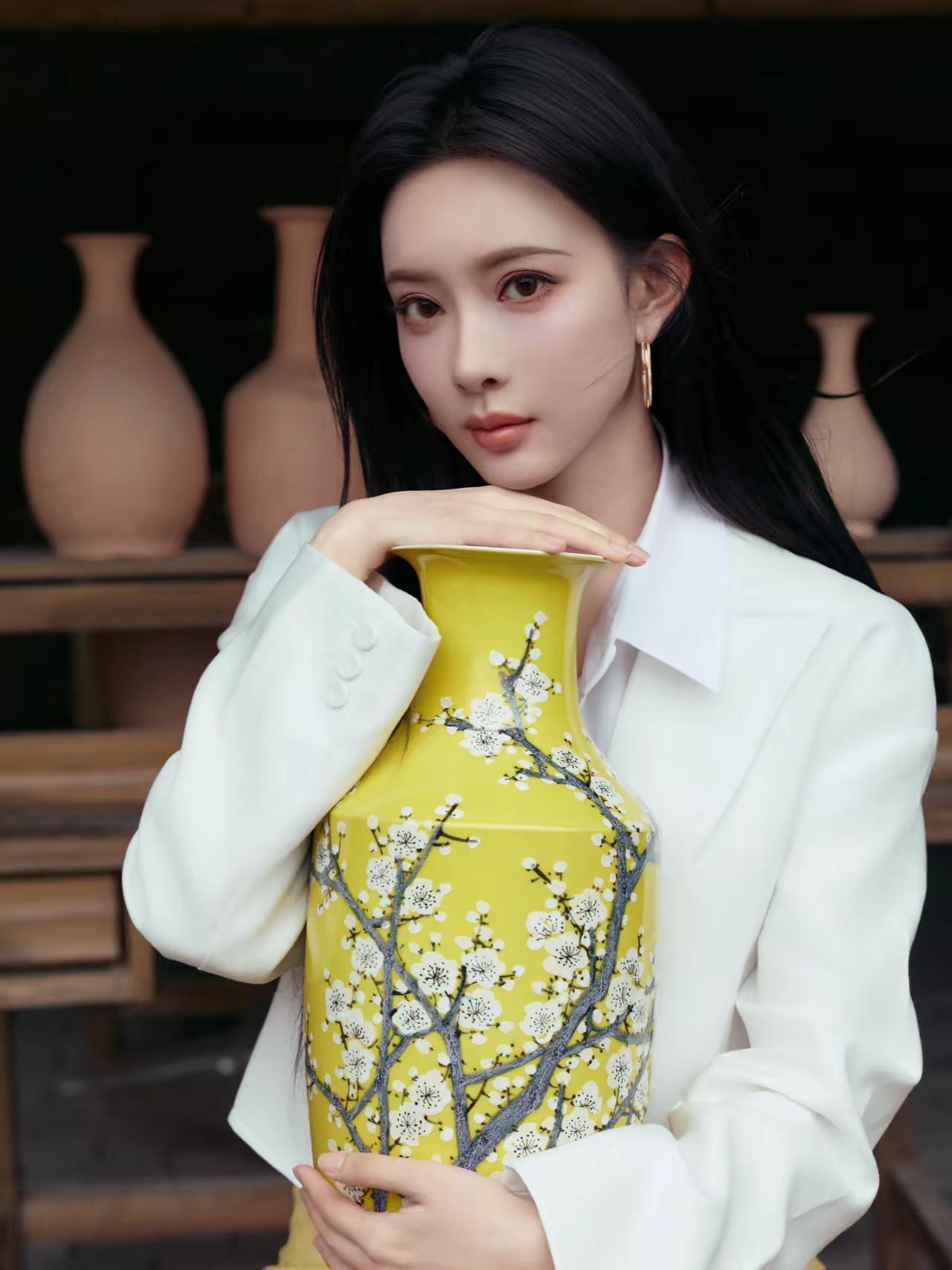当时尚邂逅古窑，碰撞出别样的东方浪漫。孟子义一身简约白衫配黄裙，置身满是瓷坯与白