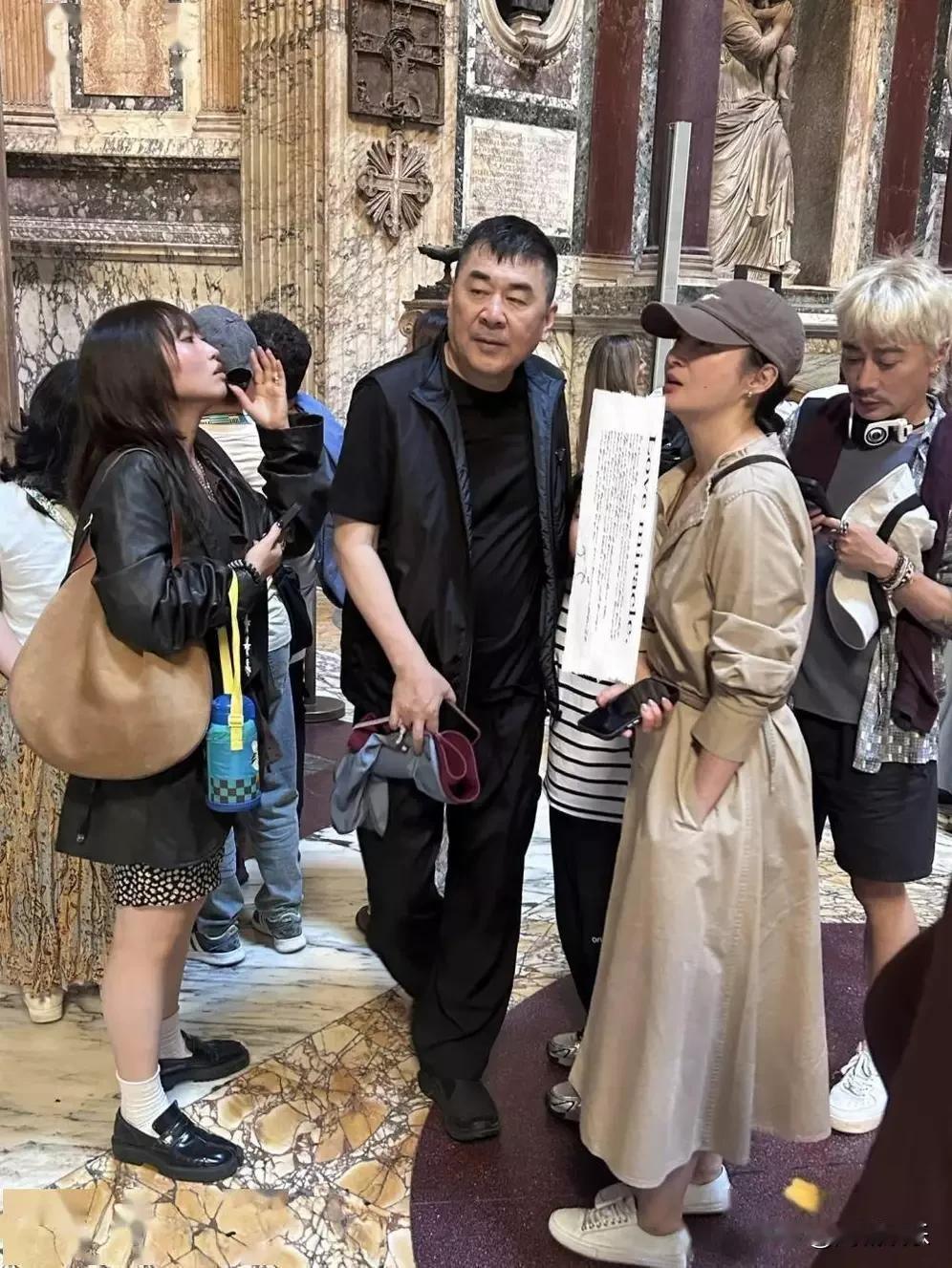 蒋勤勤陈建斌一家三口出游被偶遇，画面意外温馨。陈建斌带娃时满脸耐心，面对粉丝求合