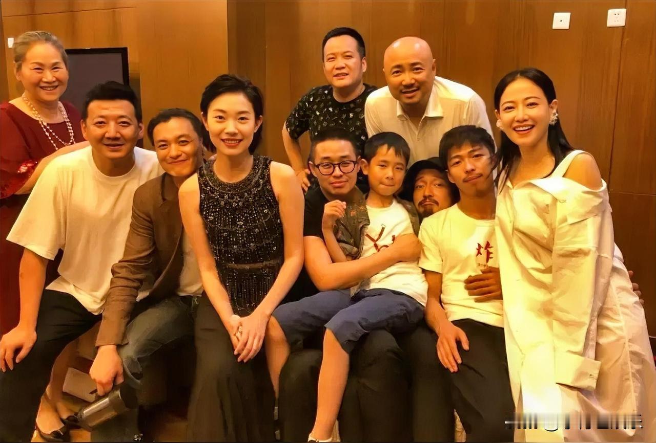 一张演员的集体大合照，一眼就认出了徐峥、周一围、王传君和齐溪，只是王传君躲在那后