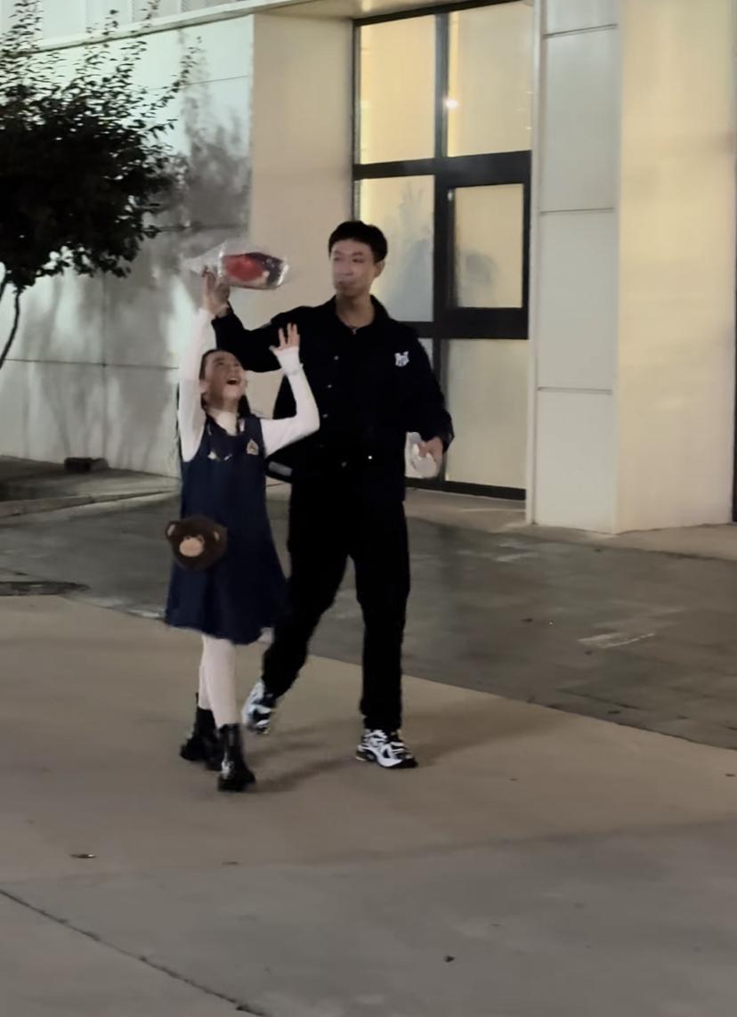 董璇的女儿小酒窝跟继父张维伊相处模式还是挺愉快的，下雨了，张维伊用手里的物品给酒