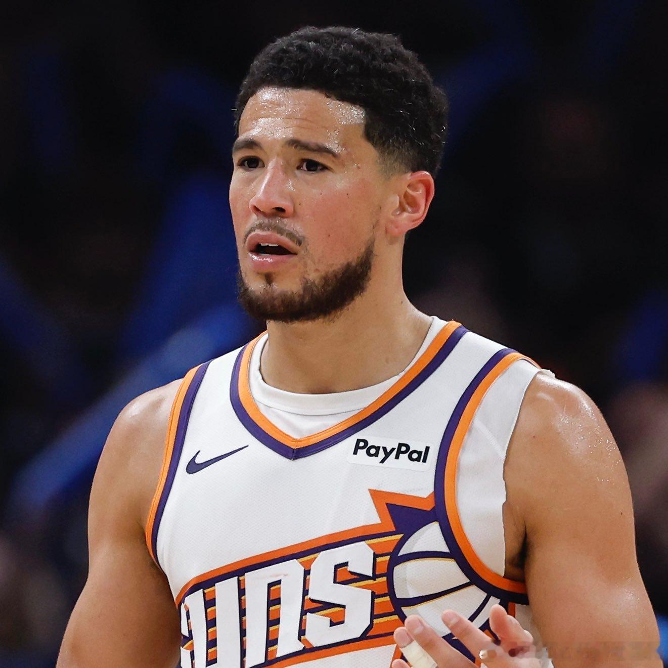 菲尼克斯太阳德文·布克，因太阳队大比分不敌雷霆的G2赛后公开批评裁判判罚，被