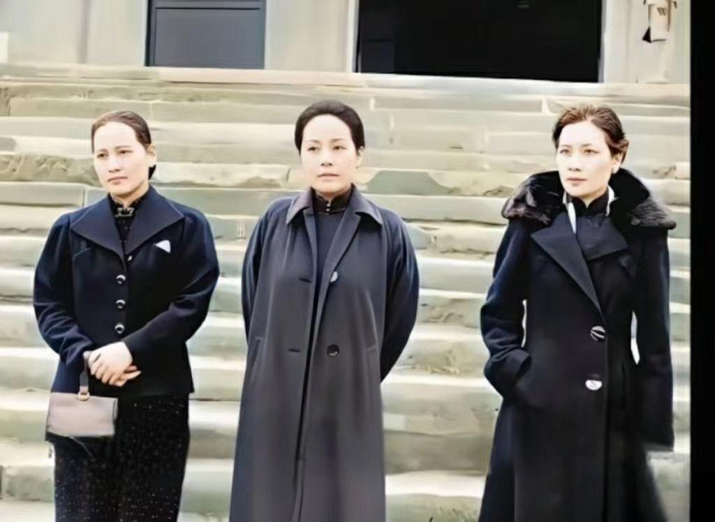 分享老照片故事长期以来，网络上一直在议论宋氏三姐妹到底是谁最好看，个人觉得还是幺