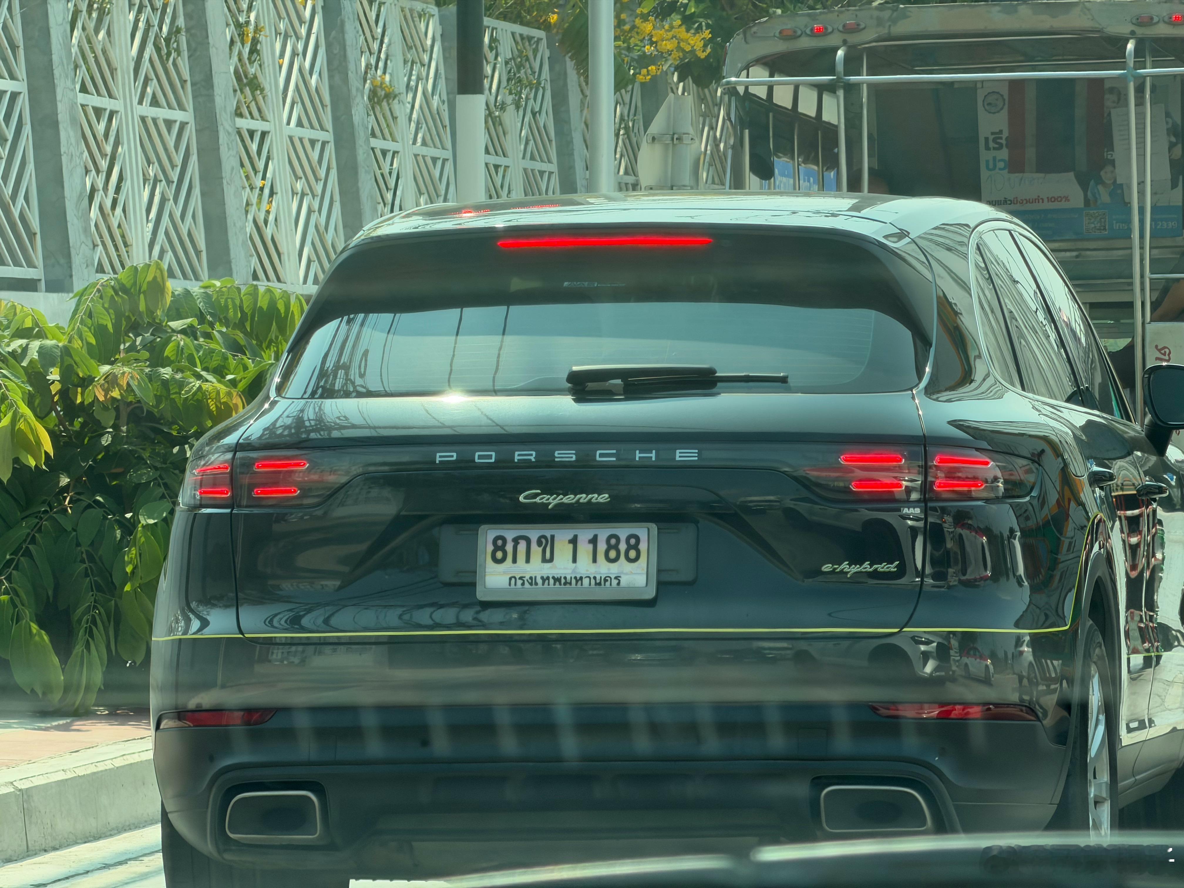 一看就是泰国华人的车，1188这种车牌一看就知道