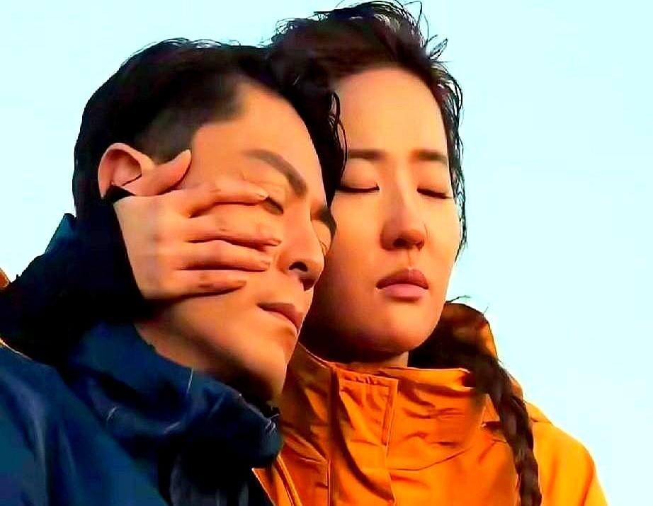 玫瑰不嫁人了，直接上了热搜。旧版小说里，她40岁终于牵起建筑师的手，得到一个