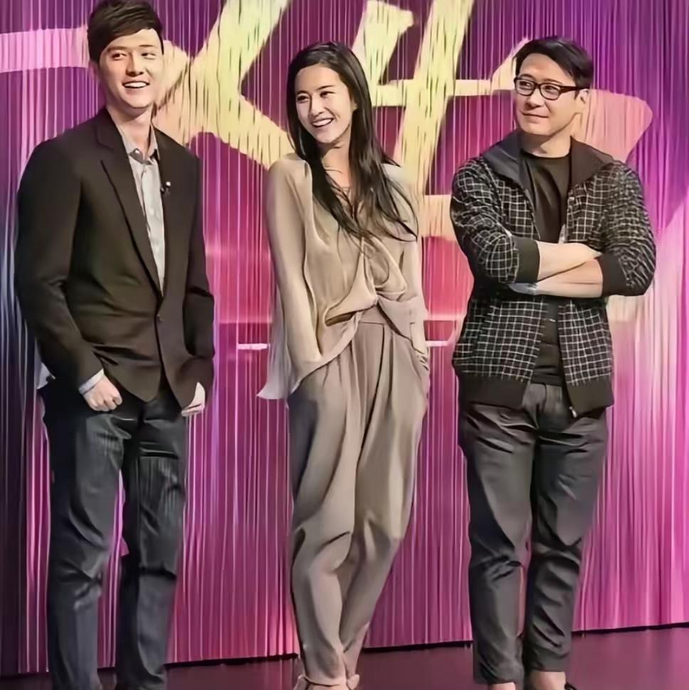 中间的是冰清玉洁的刘亦菲，笑容甜美动人。左边的他身材高挑，双手插兜；右边的他戴着