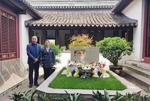 2018年，粟裕大将长孙粟志军携夫人来到江苏溧阳水西村，在爷爷粟裕、奶奶楚青合葬