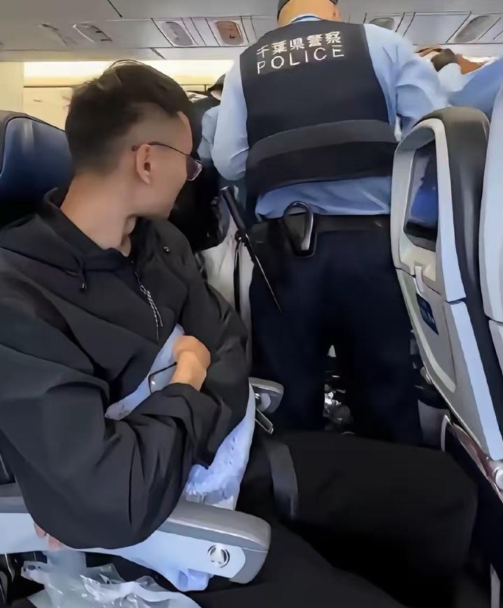 航班途中有人闹事致使飞机紧急停靠东京机场，背后闹矛盾的实情已经被同机旅客扒出来了
