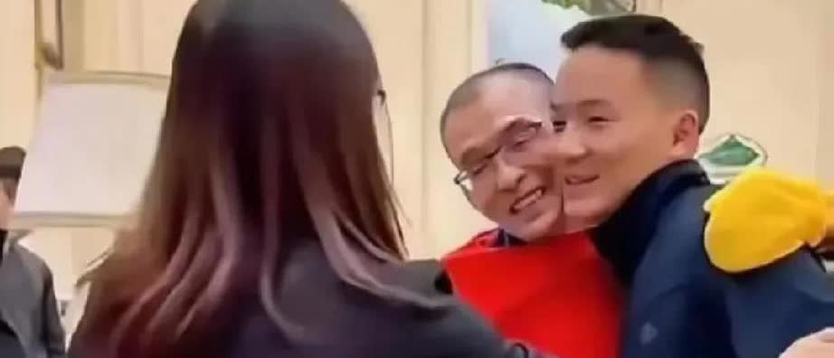 不得不说，郑琴的命简直太好了。嫁给老谢，又受老谢的宠爱，舒舒服服做幕后，吃喝不愁