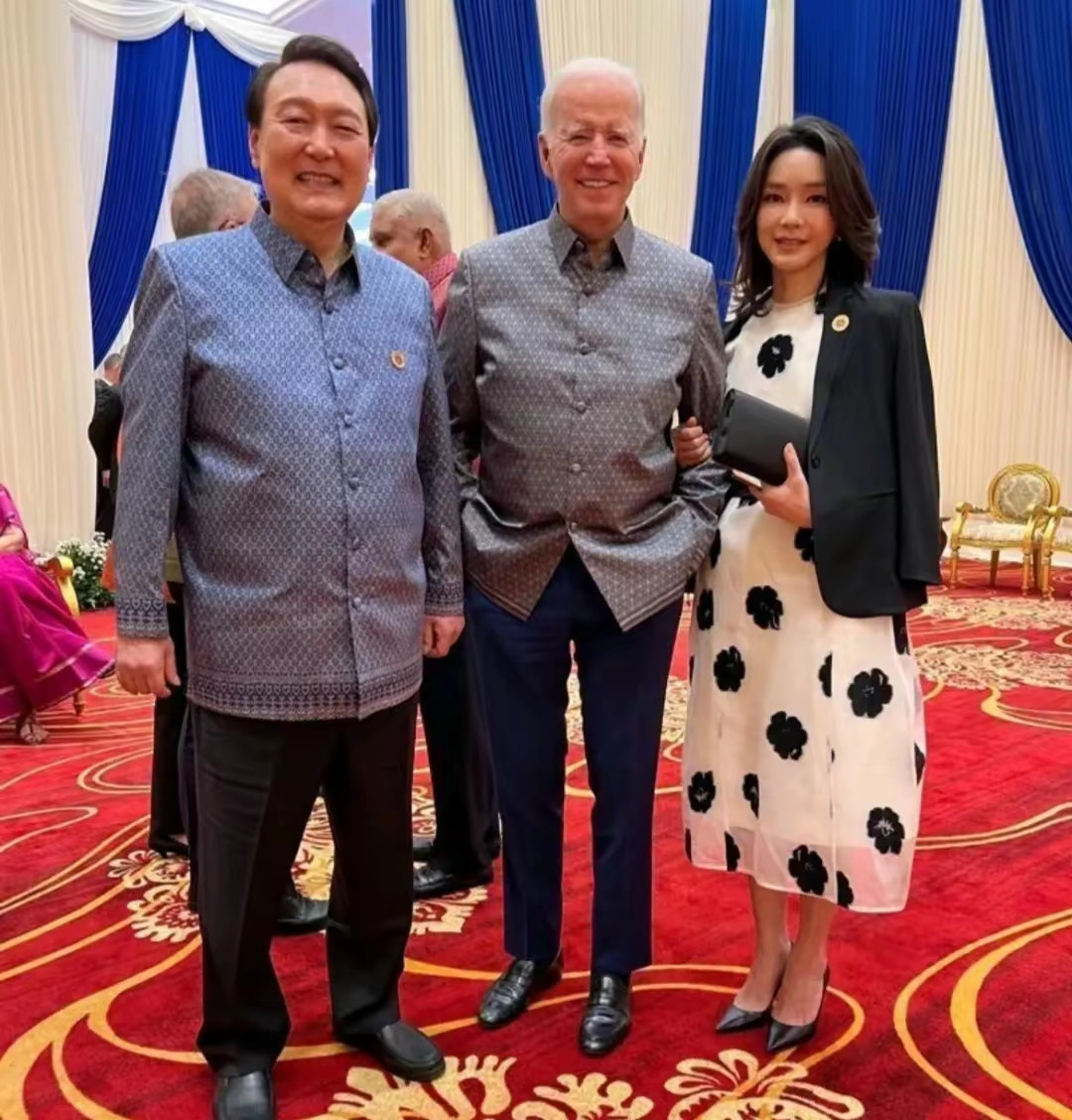 尹锡悦绝望：没等到夫人援手，金建希入狱的消息更让他心碎韩国总统似乎很少有好下场
