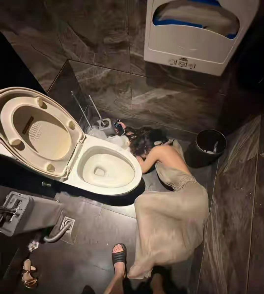 KTV洗手间的一幕，没有哪份职业能轻轻松松