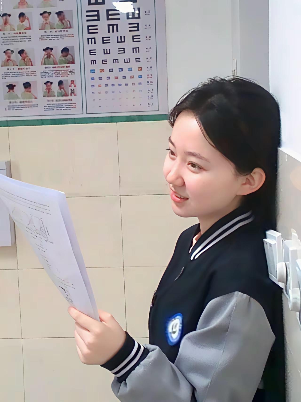 这姑娘在视力测试室里看书呢。娃的视力测试自己的视力学生视力测试