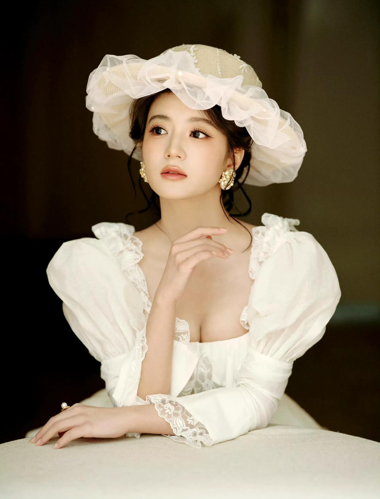 张雅钦来自中世纪的复古油画公主。她身穿一袭纯白复古长裙，推开通往文艺复兴的门