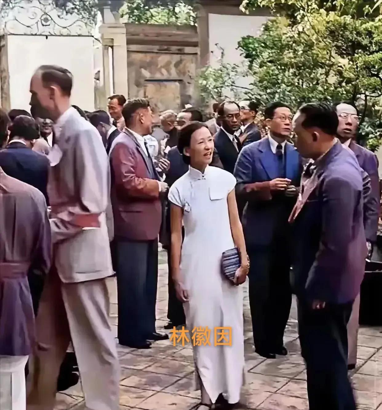 这是在国徽设计研讨会开始前，有林徽因身姿的一张珍贵无比的照片。我们看到她穿着一袭