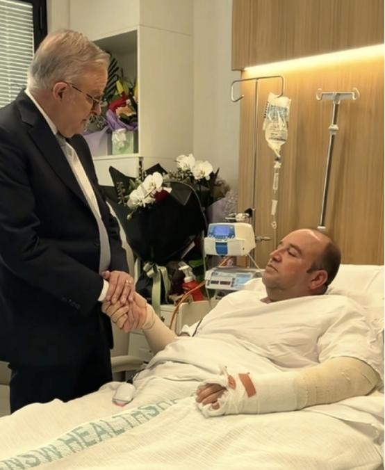 澳洲空手夺枪的白衣男，是个水果店老板，在决定夺枪前，他与亲戚在附近喝咖啡，他告诉