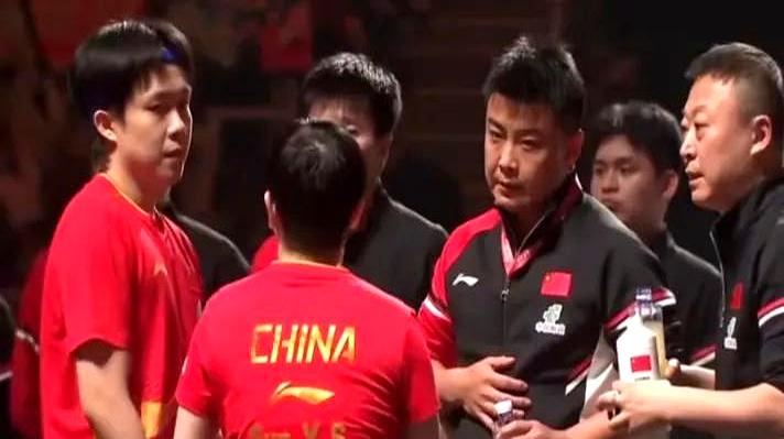 其实三个教练一起上不。我才明白混团比赛里王皓和马琳为什么总在场外指导，原