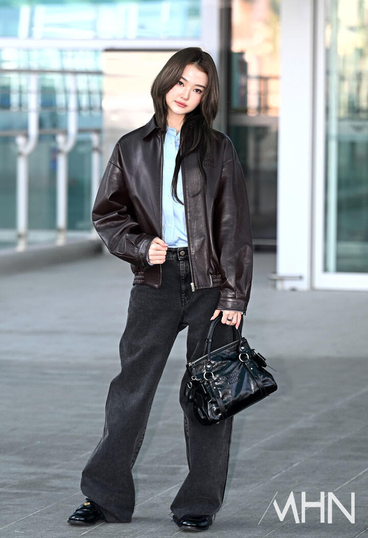 ella机场出发miumiu巴黎时装周，今年皮衣造型好多啊Celine也是。时