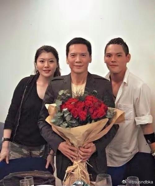 原以为向华强仅两子向佐、向佑，实则还有一女向均羚，乃其与前妻丁佩所育，至今未婚，