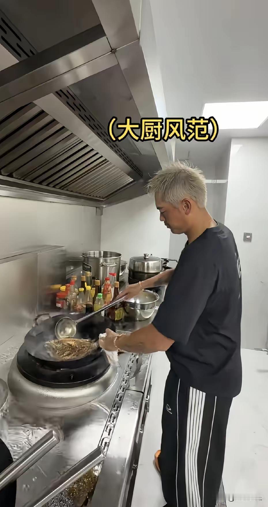 43岁的林丹变化真让人惊掉下巴！头染奶奶灰，纹眉刺青，双手金镯子，比老婆还精致。