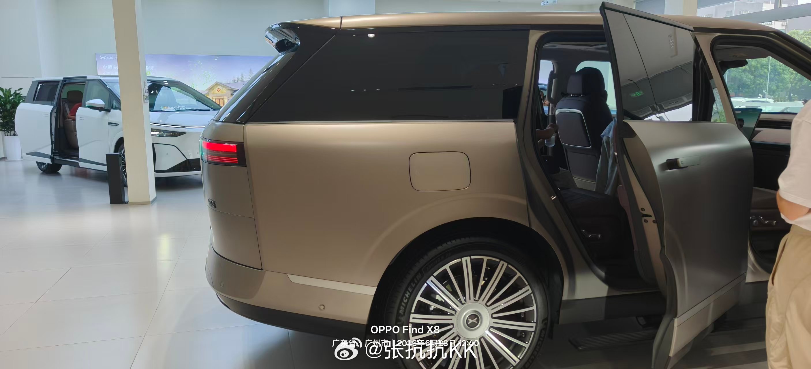 群里的iker，最近在看车。今天他来小鹏店，问销售小鹏哪台车型最走量，居然跟我说