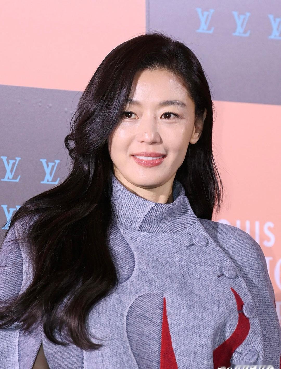 全智贤、孔刘、Lisa、Felix今日出席LouisVuitton首尔地标启幕