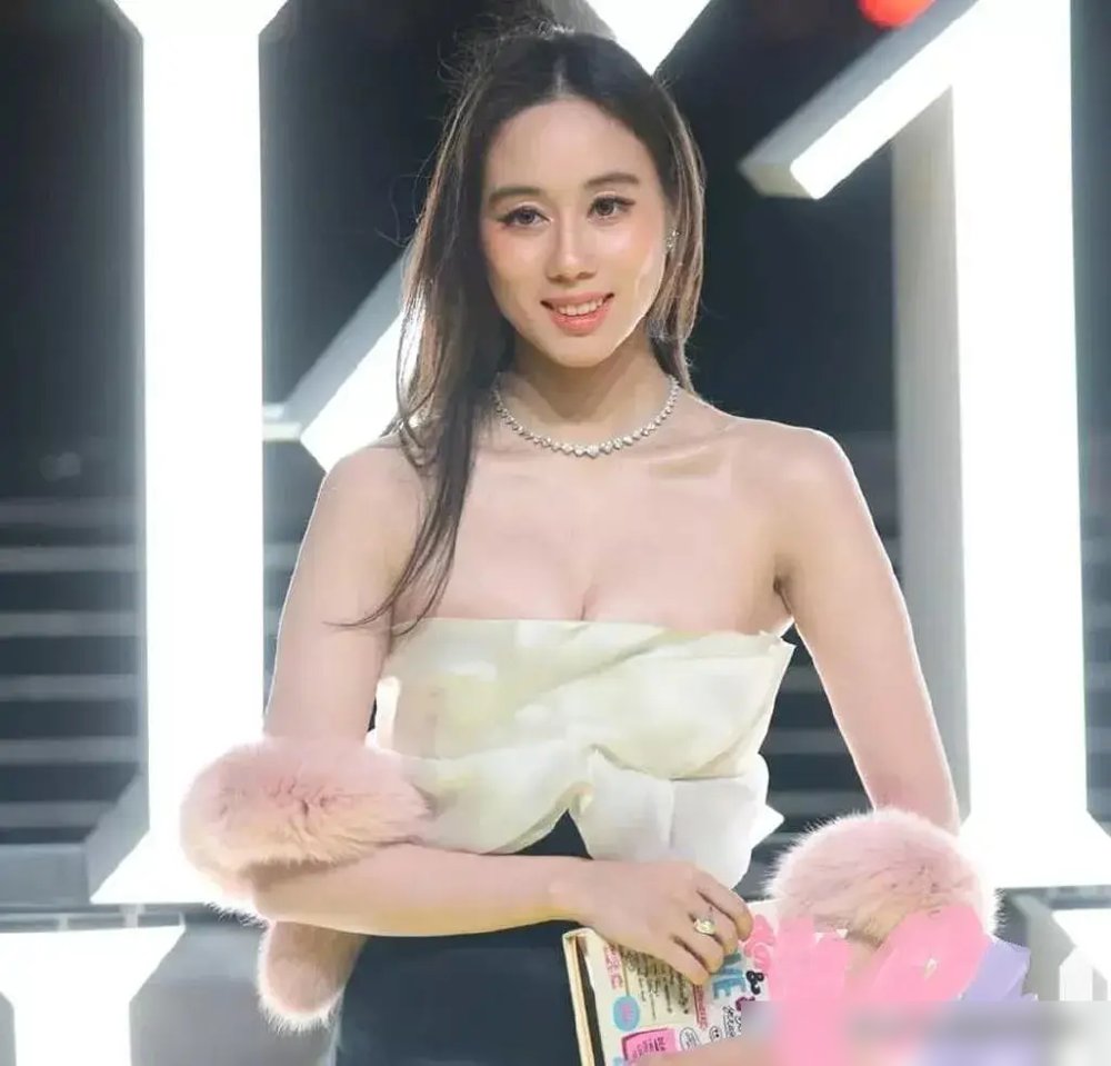 赌王家的小女儿也愁嫁？四太最近话里话外都透着急。大女儿何超盈早就结婚生子，小女儿何超欣快三十了，连个