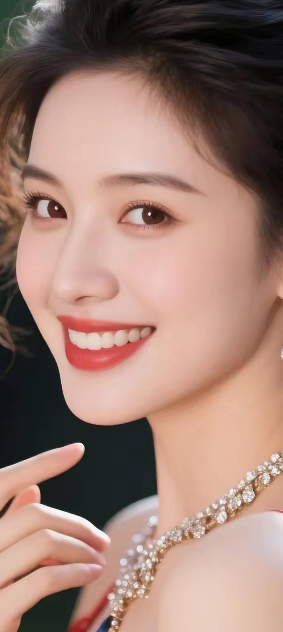 甜美笑容，闪耀珠宝，优雅气质，女神范儿满满！💖✨