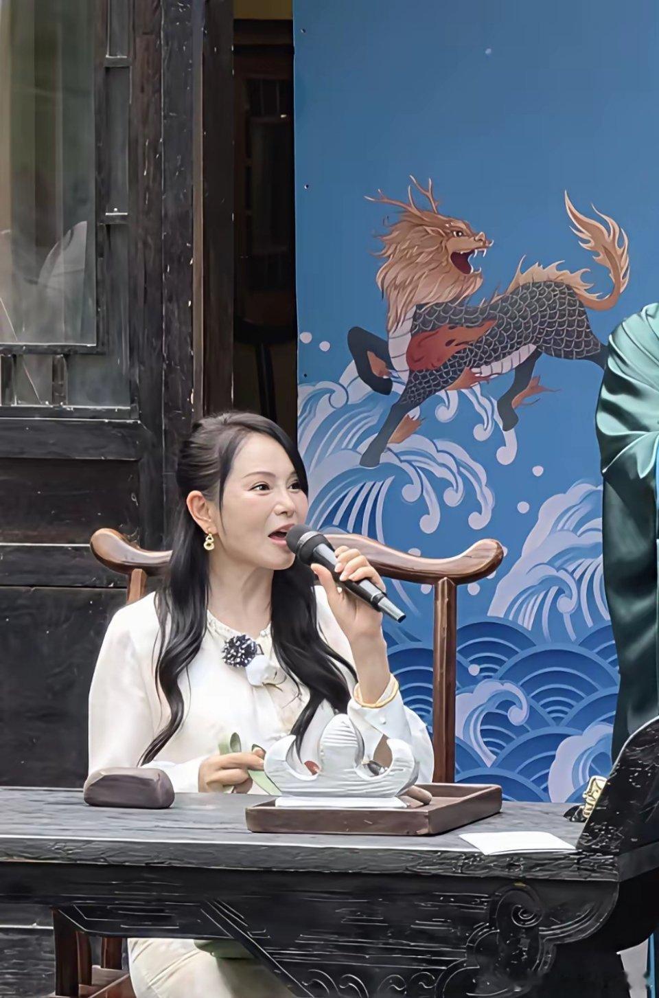 4月26日，伊能静与秦昊在开封的万岁山台上表演，两位真是有点老了，伊能静无修图眼