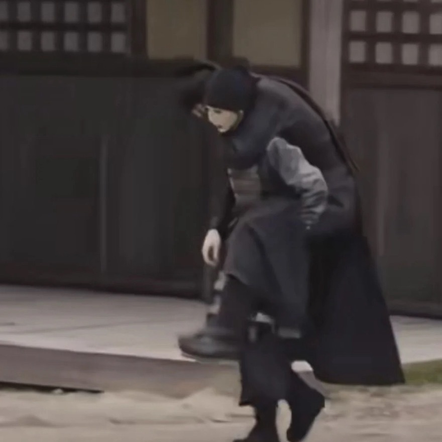 这是咋回事？真的是田曦薇背着张凌赫吗？谁来告诉我，这是不是真的？看着田曦薇小腿跑