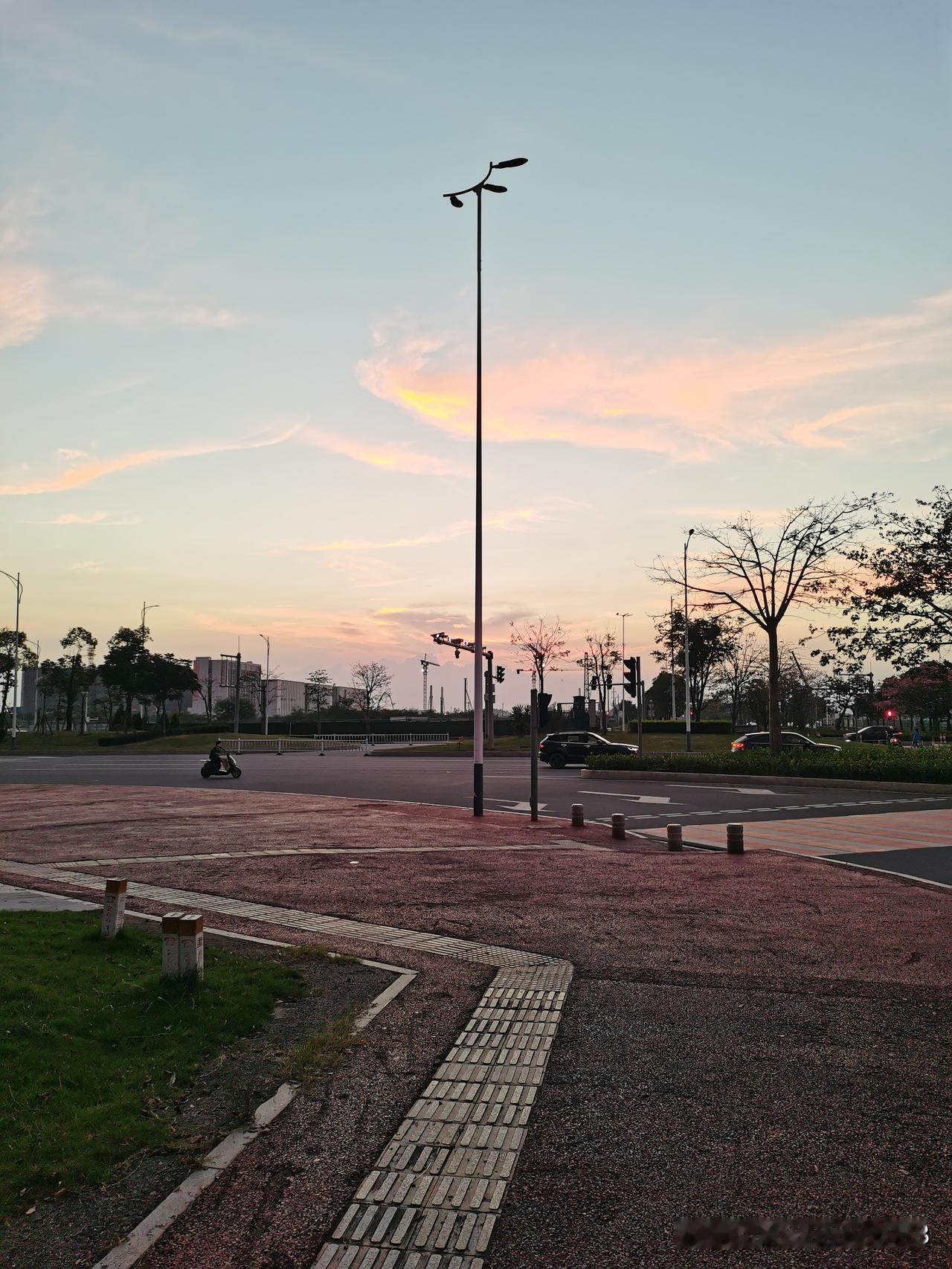 村里有个邻居是独生子，他父母去世很多年了，因为没兄弟姐妹，村里没亲人了，他父母去