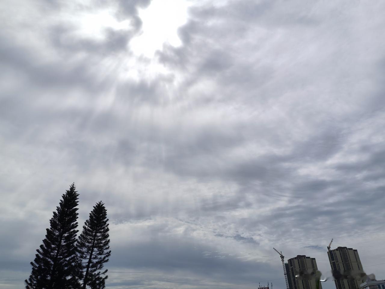 双台风消息！未来几天广东中南部市县降水明显！今年第13号台风“白海豚”（超强