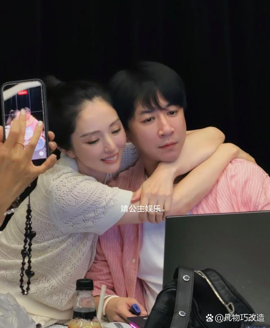 董璇探班张维伊舞台剧！搂脖合照甜度拉满，男方婚后状态越发清爽帅气