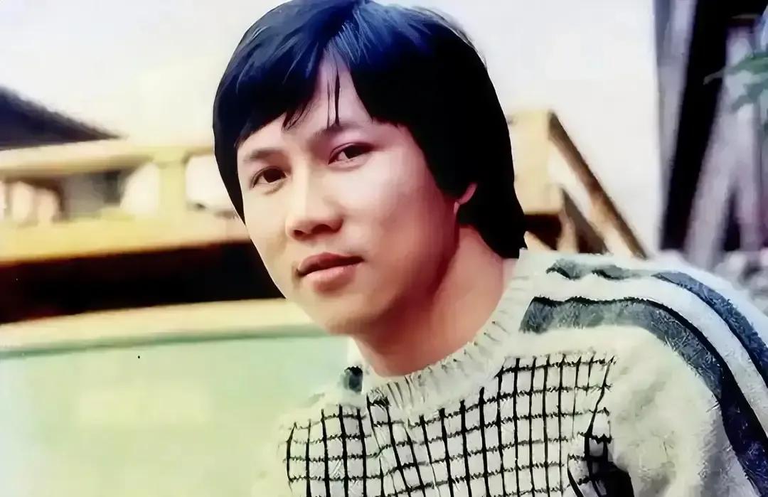 75岁黄元申，每天凌晨四点去寺庙。他不是退圈，是精准地用34年，避开了一个更大的