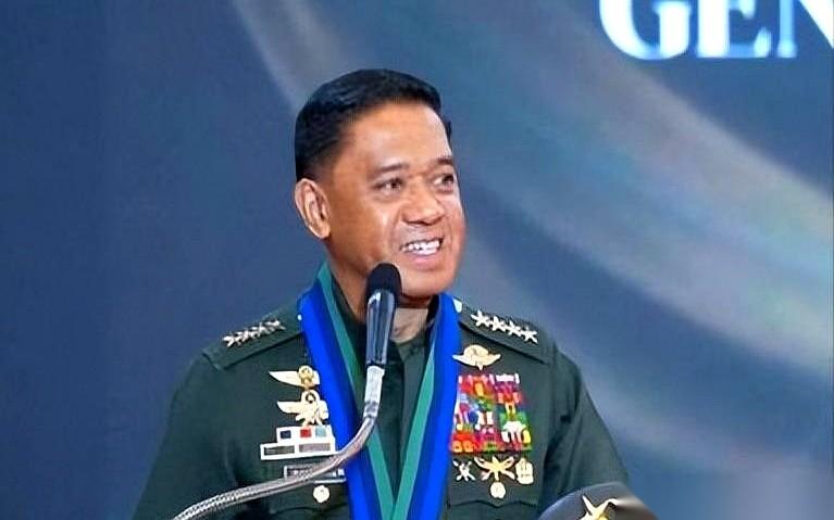 大半夜的，又来事儿了。菲律宾那帮人，补给船、巡逻舰、快艇，家伙事儿带得倒是挺齐