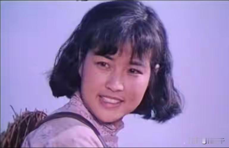 1979年拍摄的电影《小花》，里面的主角：唐国强、刘晓庆、陈冲。在那个匮乏的年代