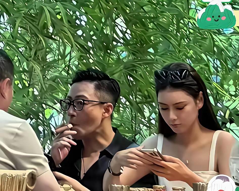 汪小菲最近那状态是真放松，镜头里吞云驾雾的样子，隔着屏幕都能感觉到那股子自在。换