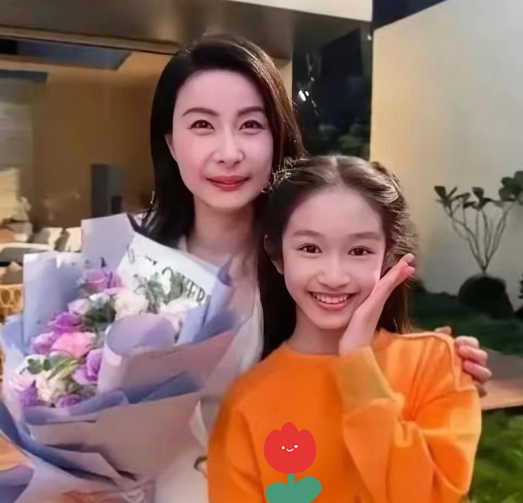 郭晶晶女儿霍中妍最近彻底火出圈！正脸照一曝光，直接惊艳全网。标准鹅蛋脸、高