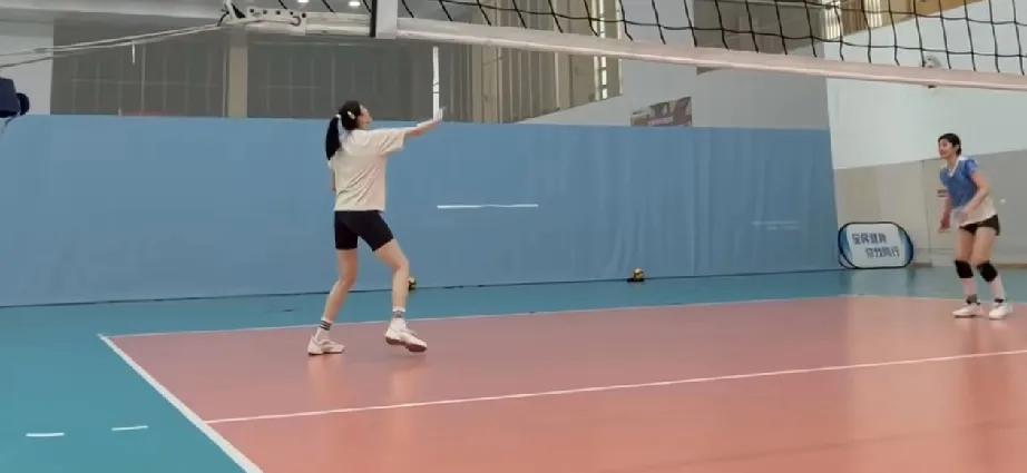 李盈莹发视频说，一定要站在自己所热爱的世界里，闪闪发光。那排球，对李盈莹来