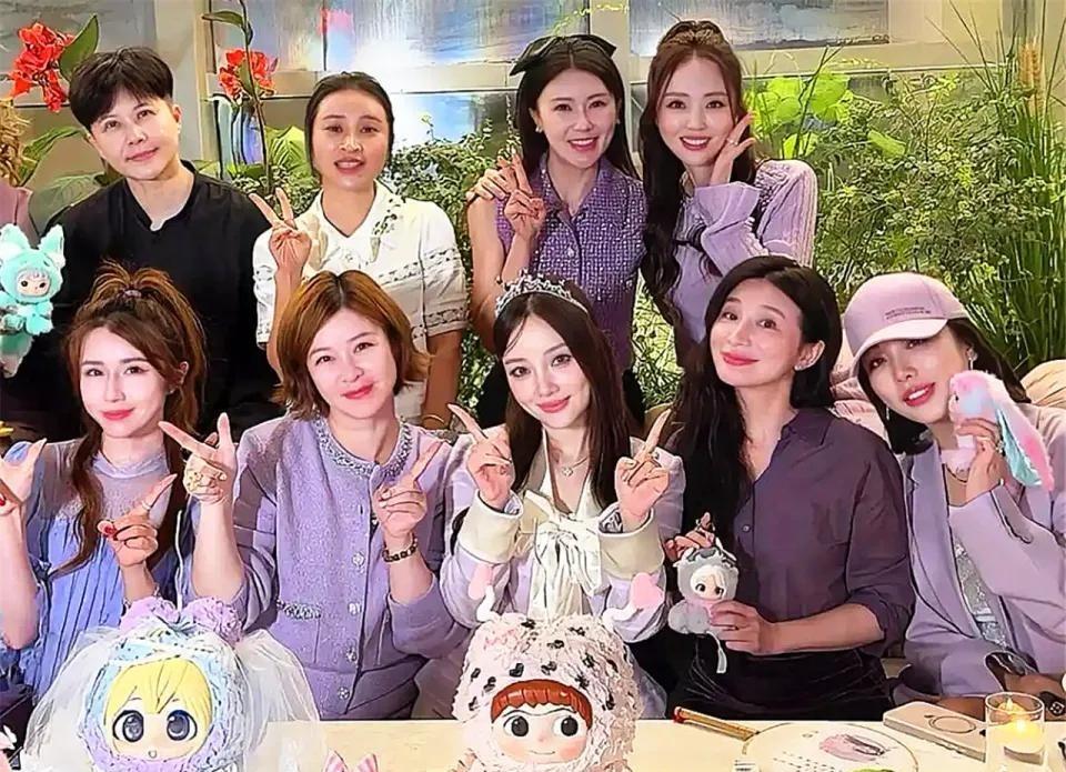 李小璐办生日party，不少明星闺蜜到场祝贺，会场一堆拉布布很抢眼
