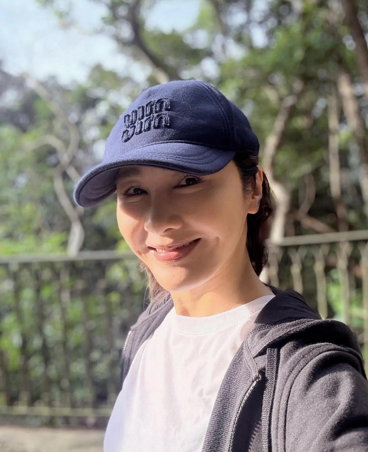 黎姿才是冻龄女神天花板！简单运动穿搭，50+状态比年轻人还能打！登山随拍笑容