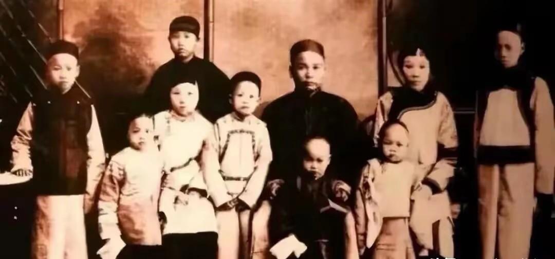 1912年，詹天佑修铁路时月薪1000两银子，按现在的物价算大概21万，养10个