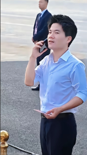 董宇辉受邀现场观礼九三阅兵不意外，他今天涨粉速度一飞冲天，涨粉11.5万也说得过